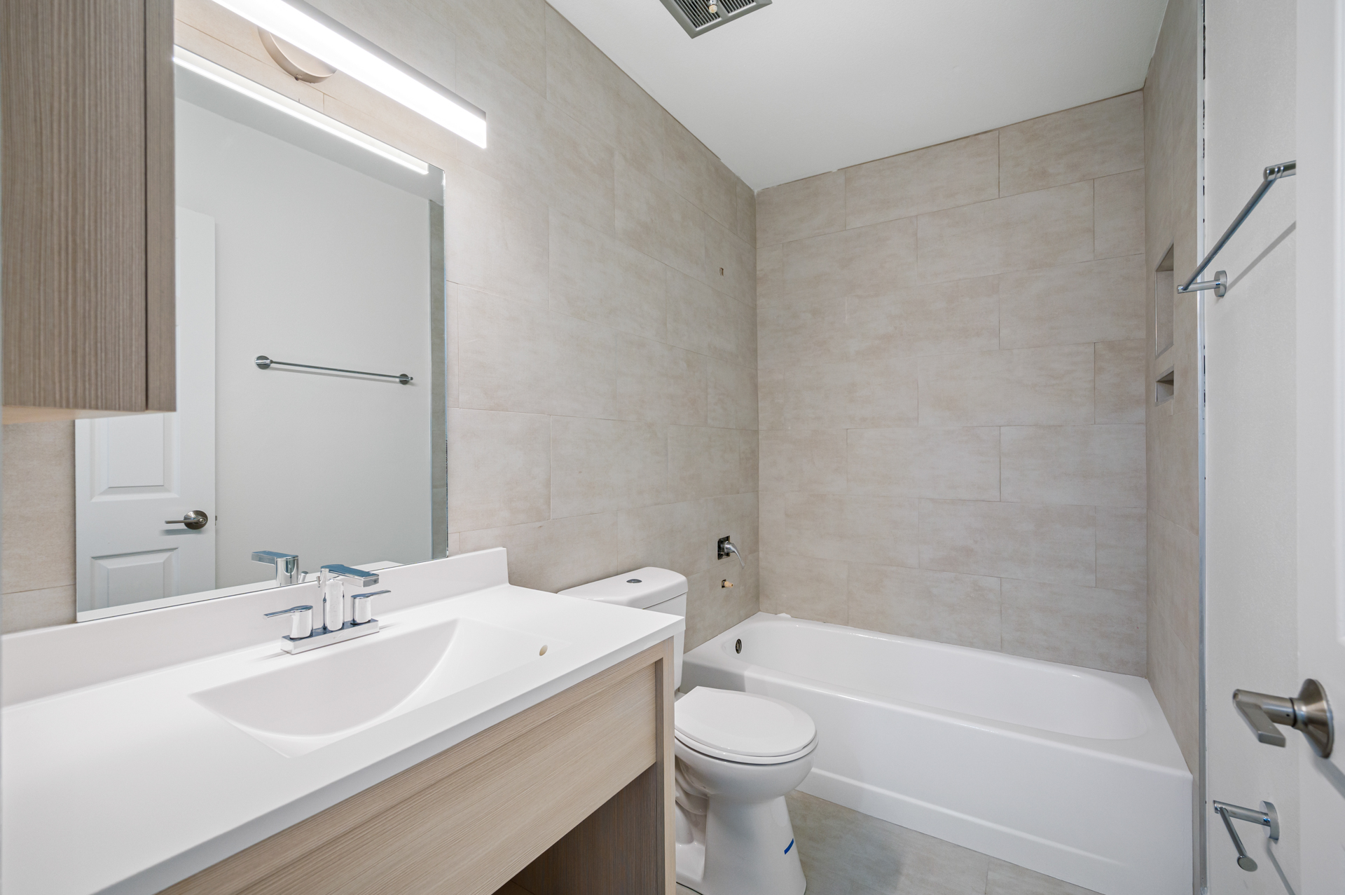 bathroom-design-beige-tile-multi-family-interior-design